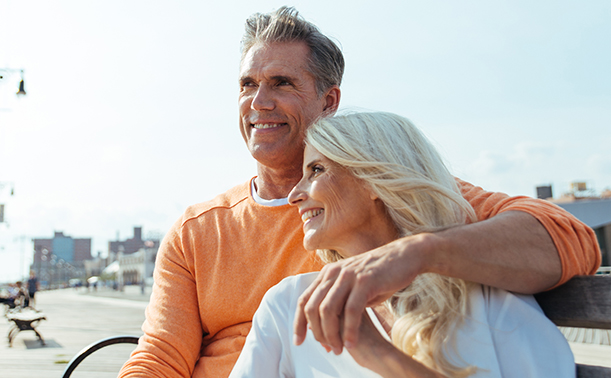 happy-senior-couple-spending-time-beach-concepts-about-love-seniority-people